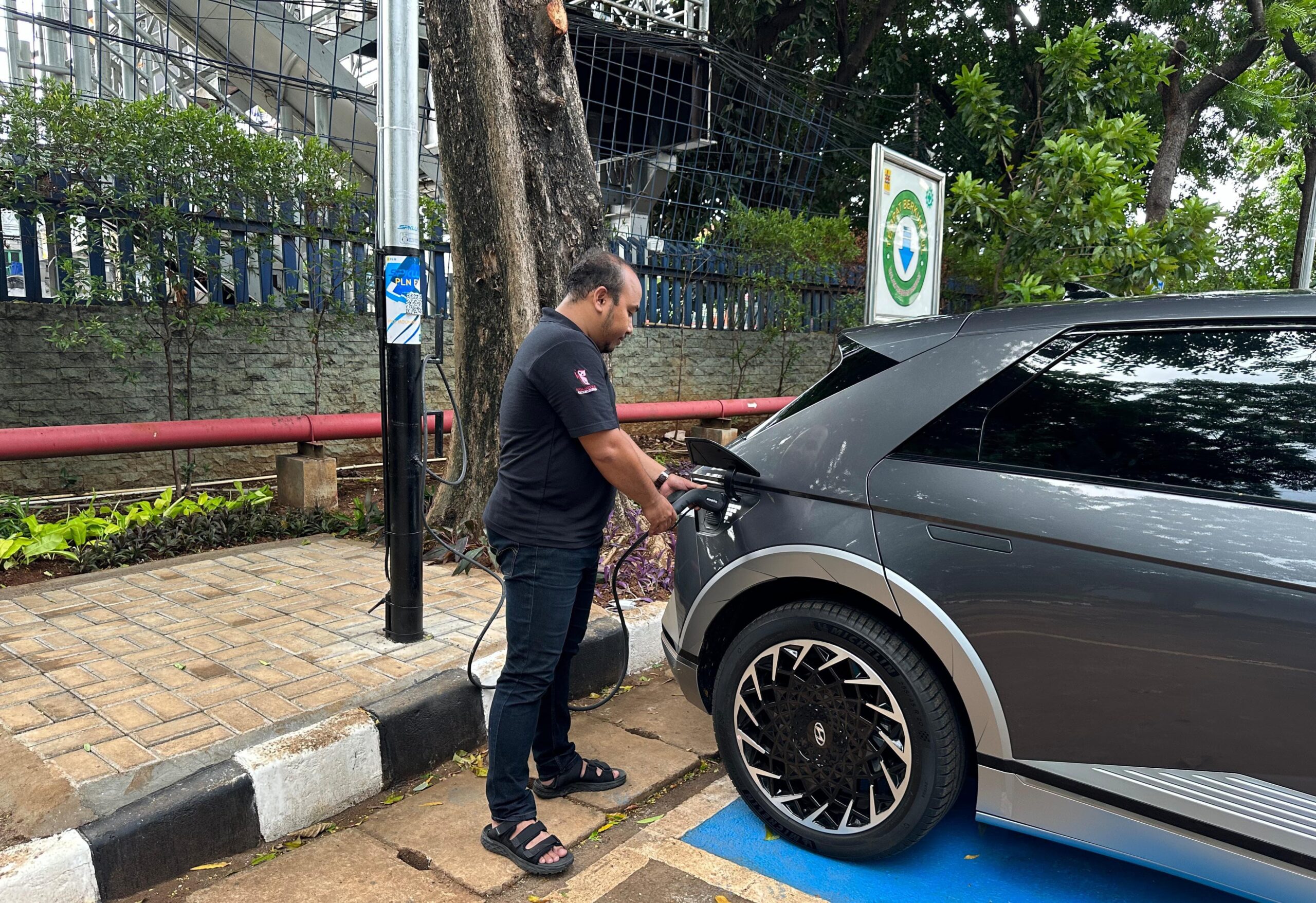 PLN Enjiniring Membuka Era Baru Kendaraan Listrik dengan SPKLU PLN EYE