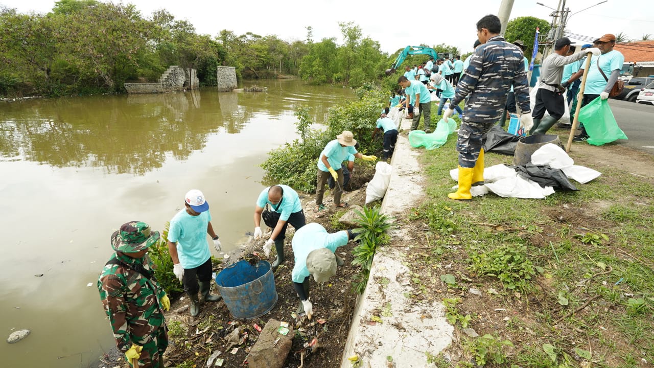 PLN IP Ikut Turun Tangan dalam Bersihkan Sungai Cidurian, 1.000 Ton Sampah Diangkut