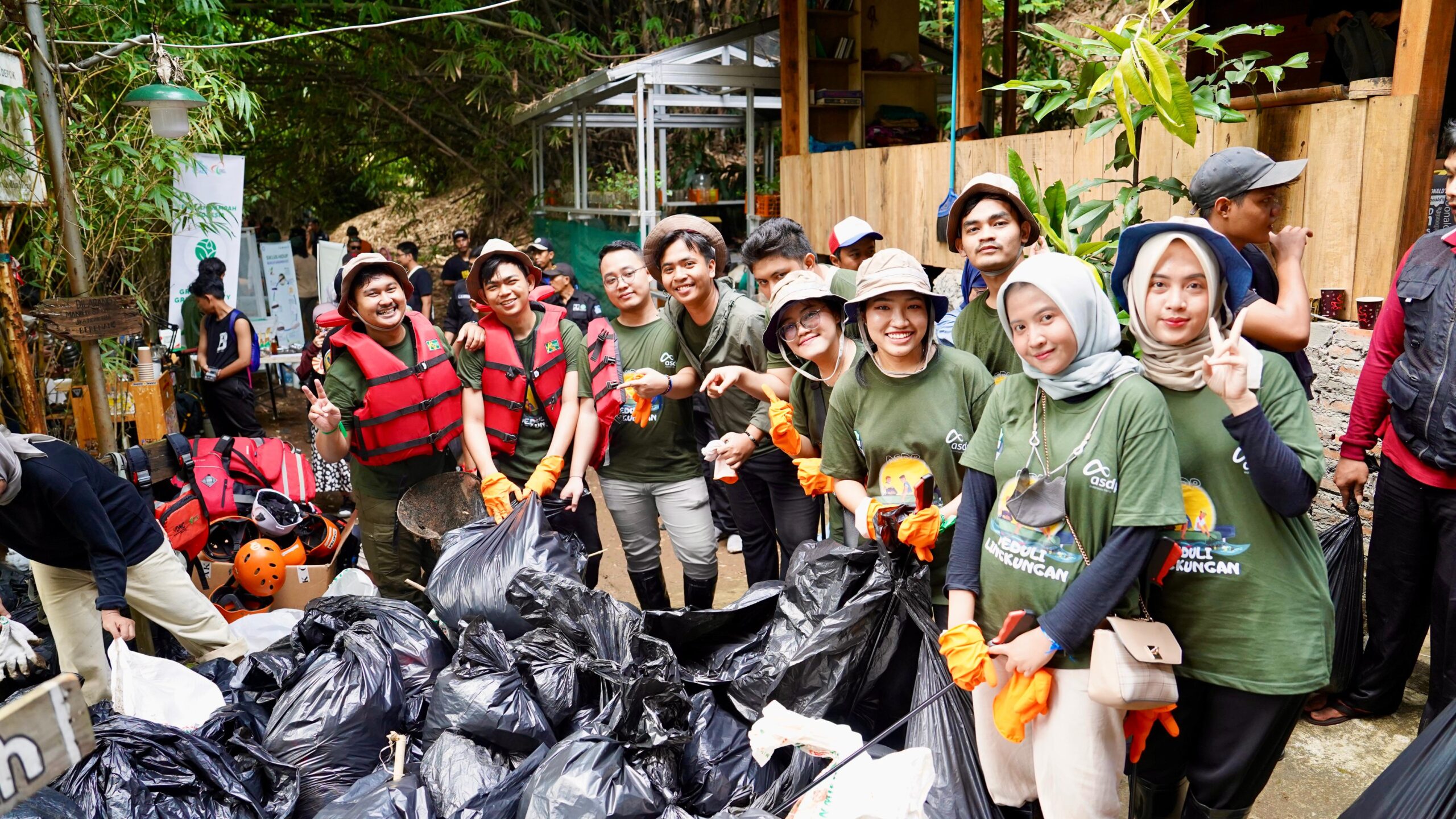 ASDP dan Komunitas Lingkungan Depok Bersatu Lawan Sampah Menjaga Kelestarian Sungai Ciliwung