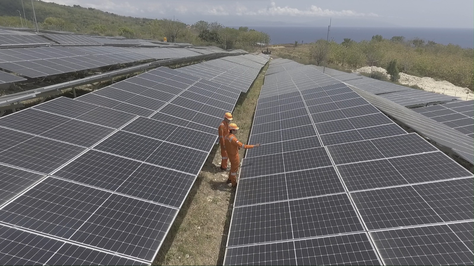 PLN IP Kukuhkan Nusa Penida sebagai Destinasi Hijau dengan Pembangkit Listrik Tenaga Surya dan Bayu